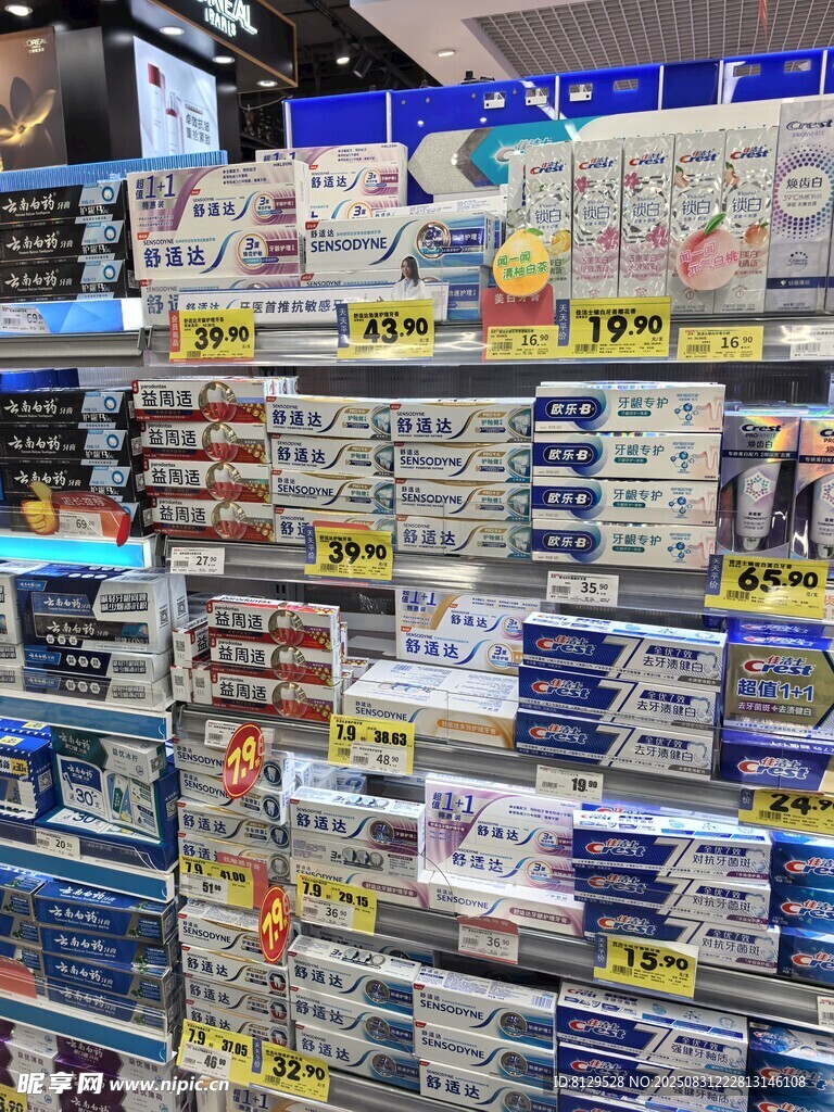 货架上琳琅满目的商品