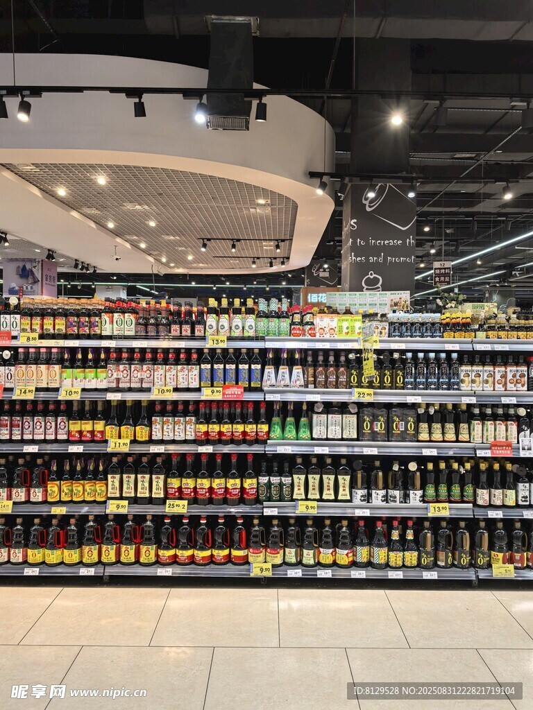 超市货架上琳琅满目的商品