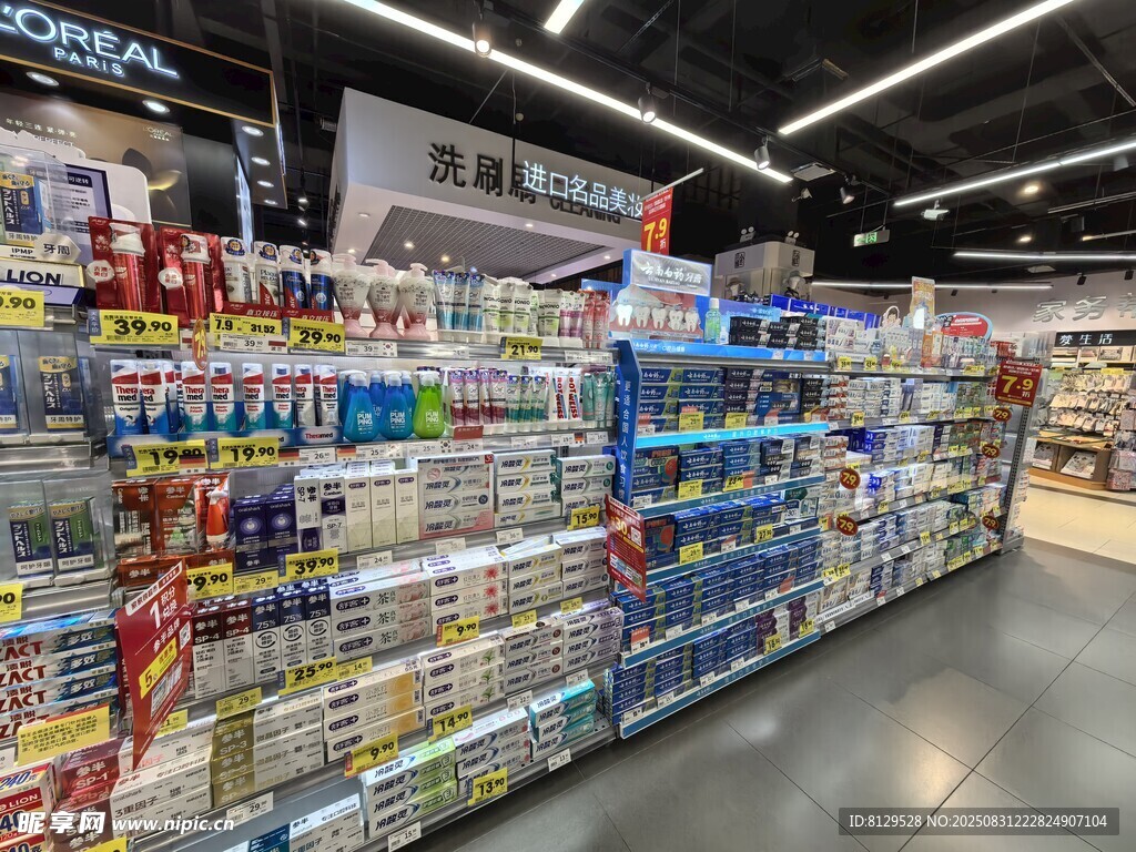 超市货架上琳琅满目的商品