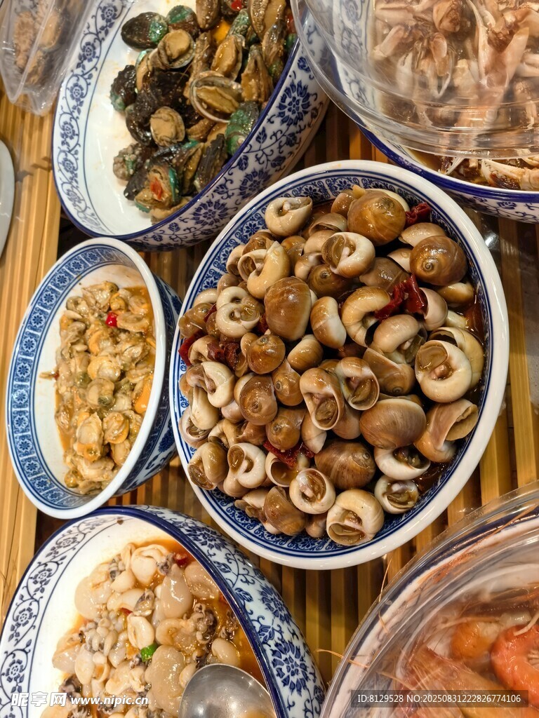丰盛多样的麻辣小海鲜