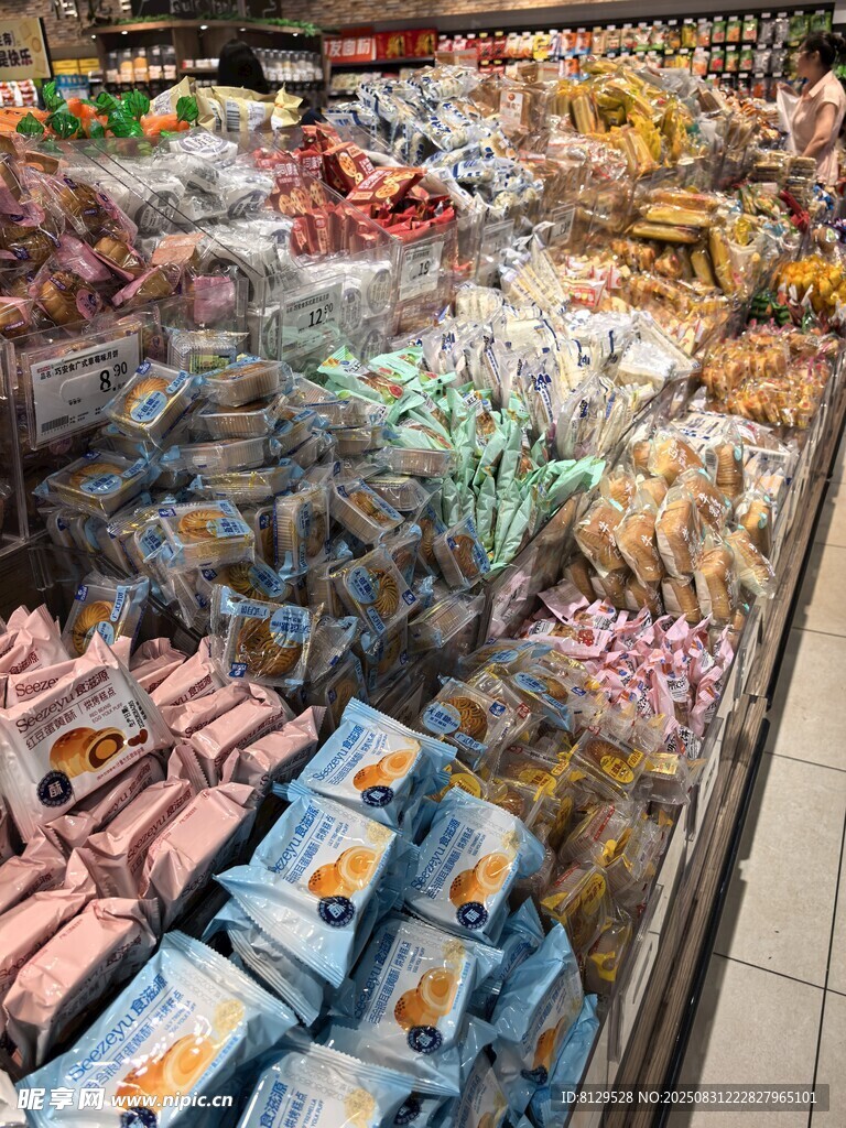 超市货架上琳琅满目的零食