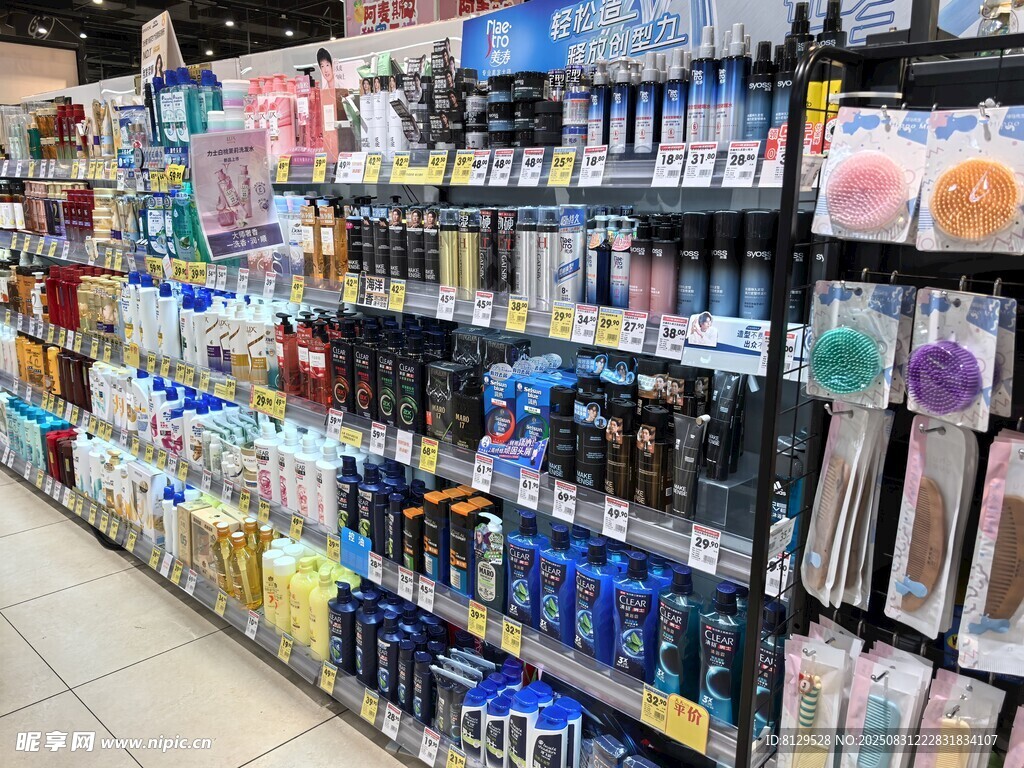 超市货架上琳琅满目的商品