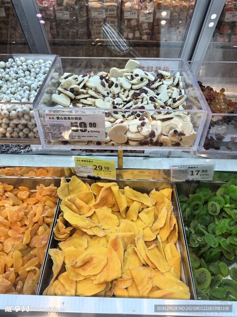 多样美味零食陈列展示