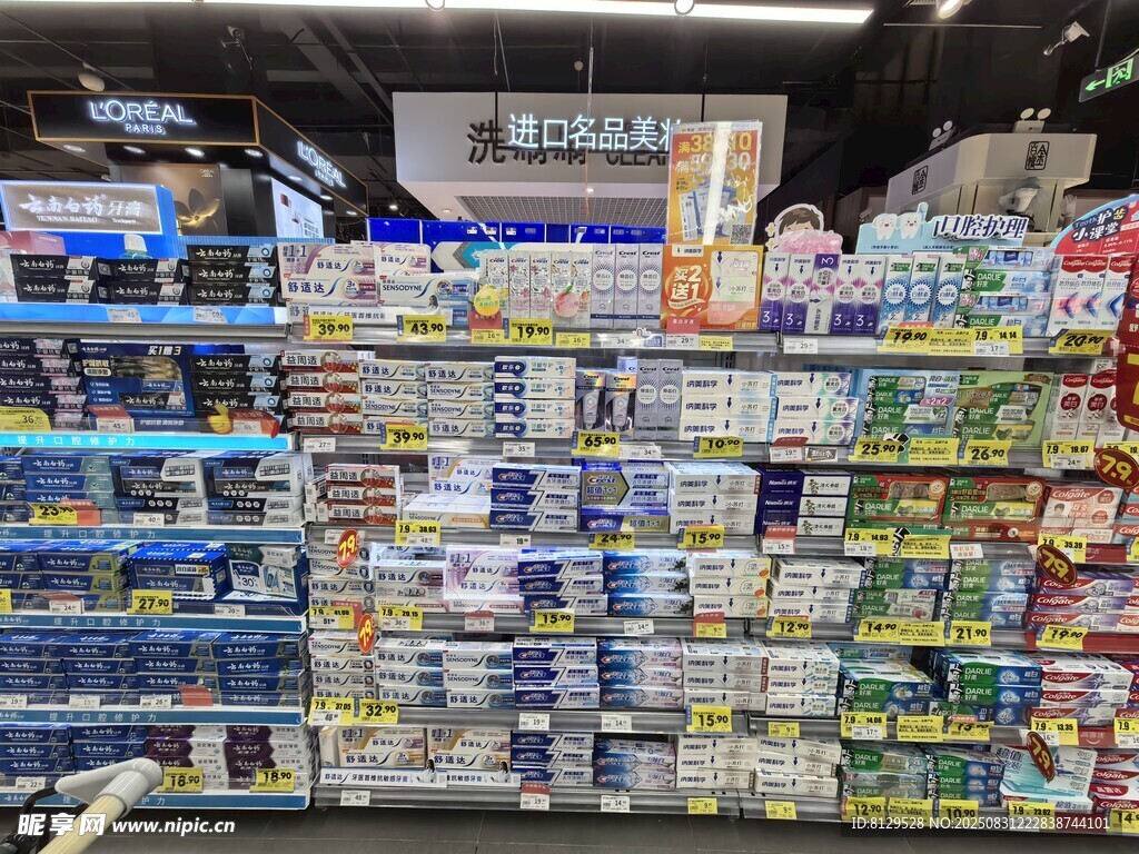 超市货架上琳琅满目的商品