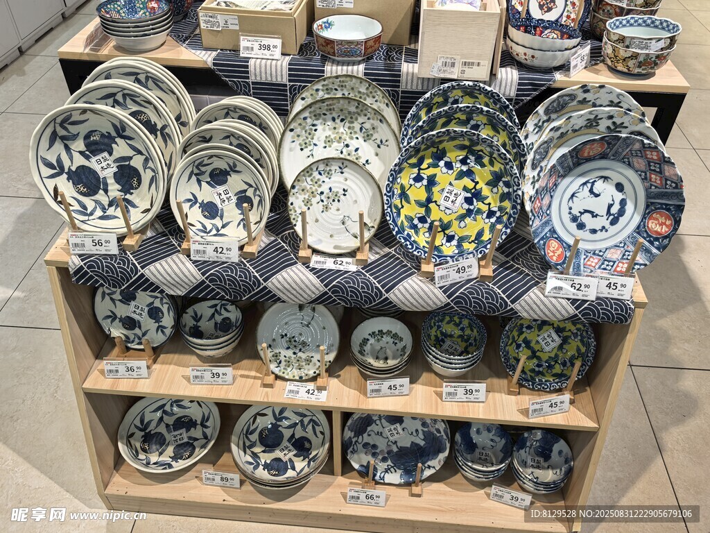 精美陶瓷盘陈列展示