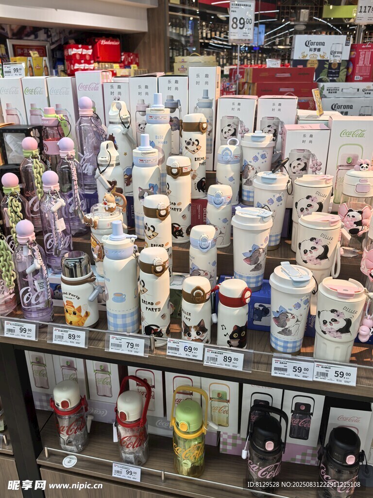 摆满玩偶的展示柜