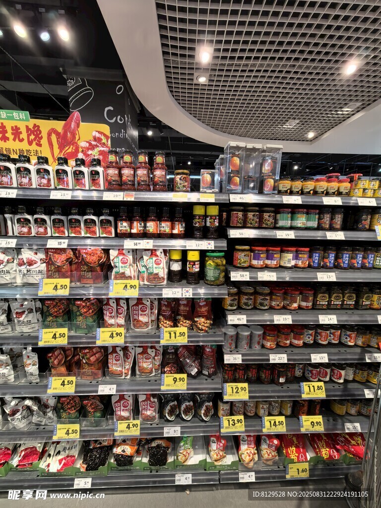 超市货架丰富商品陈列