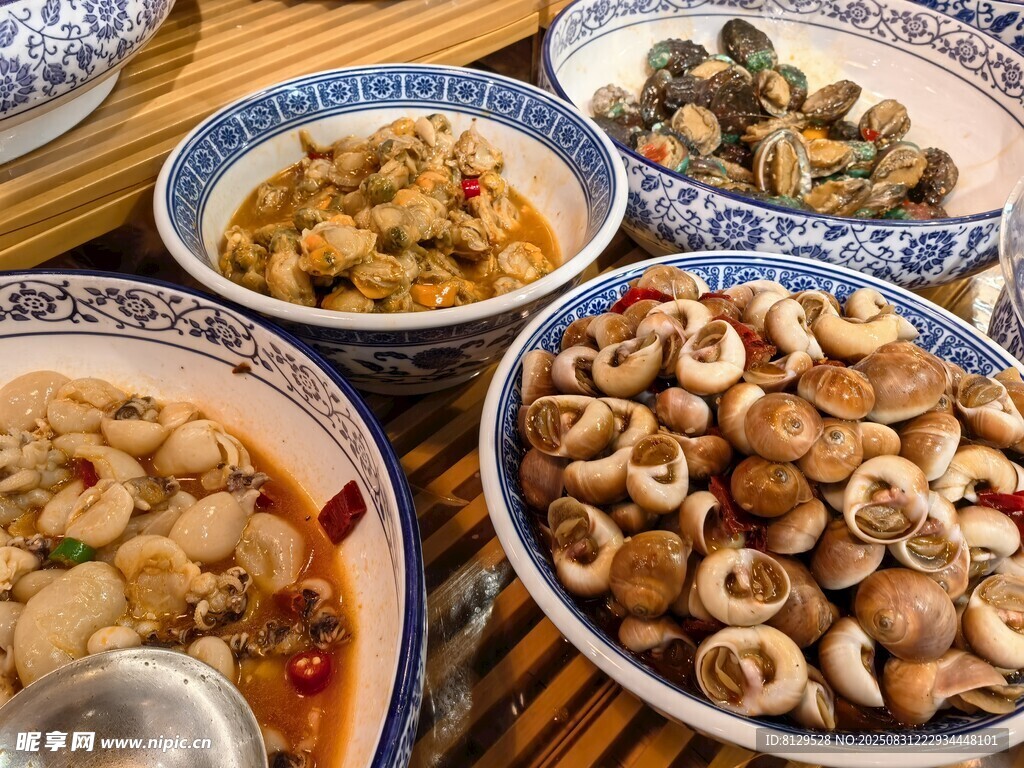 多样美味小吃麻辣小海鲜