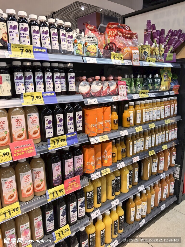 超市货架上的多样商品