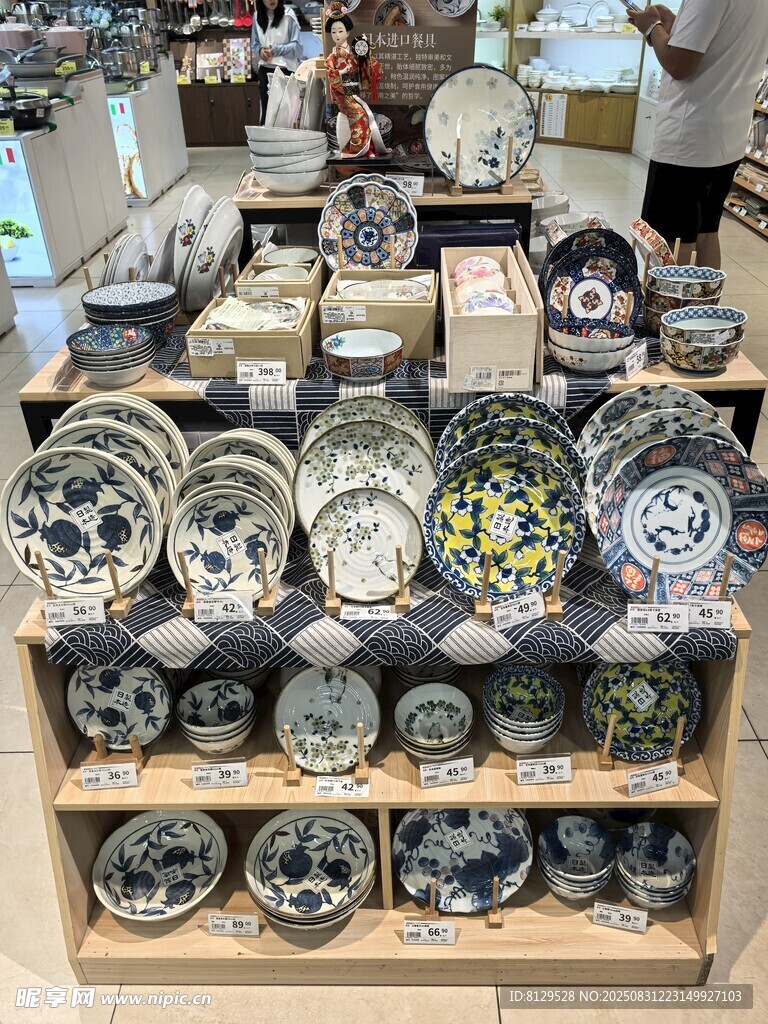 精美陶瓷餐具陈列展示