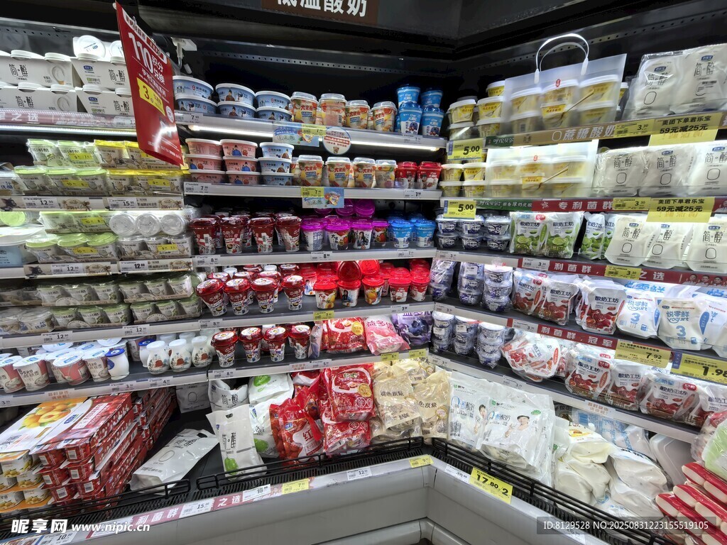 超市货架上琳琅满目的商品