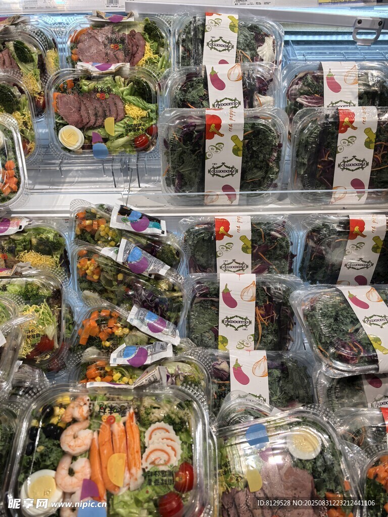 超市货架上丰富的包装蔬菜