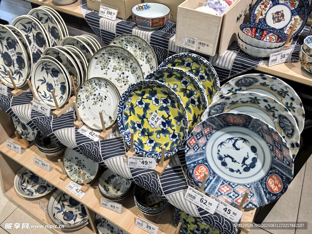 多彩精美陶瓷盘陈列展示