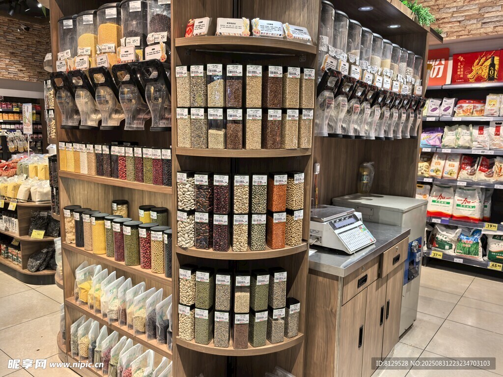 超市货架上的多样商品