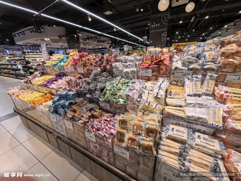 超市内琳琅满目的商品陈列