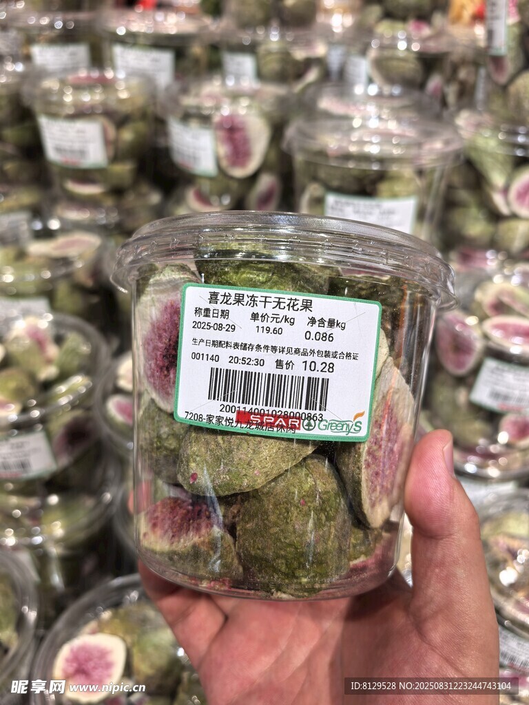 手捧罐装无花果展示
