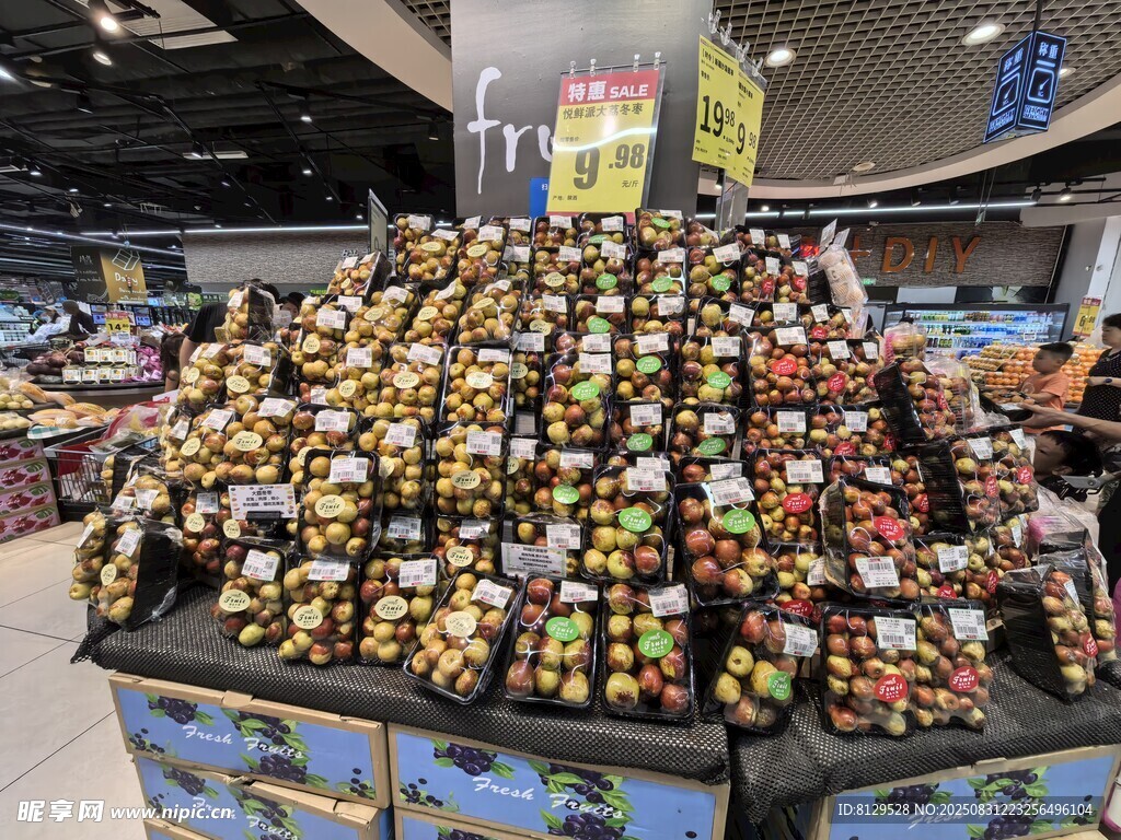 超市内堆积如山的冬枣