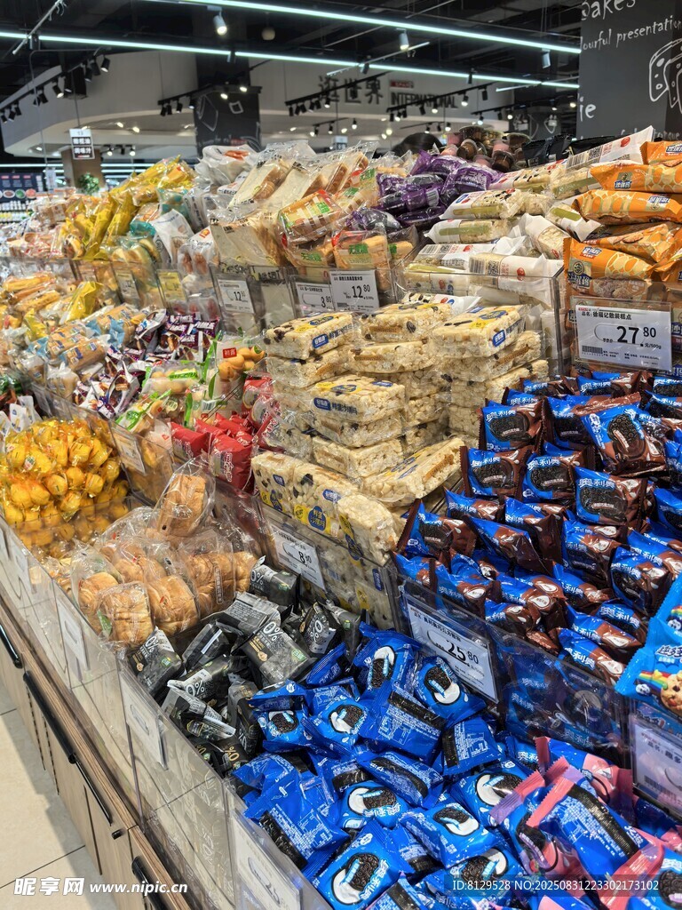 超市内丰富多样的零食陈列