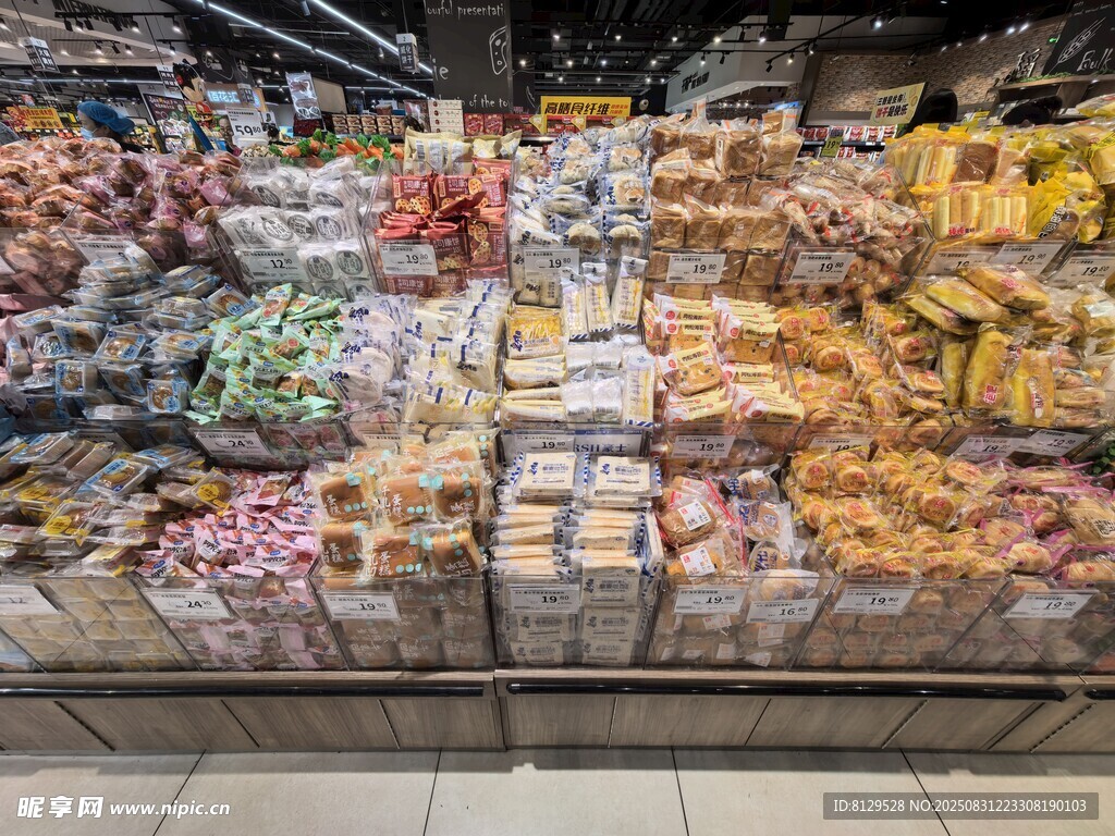 超市内丰富多样的食品陈列