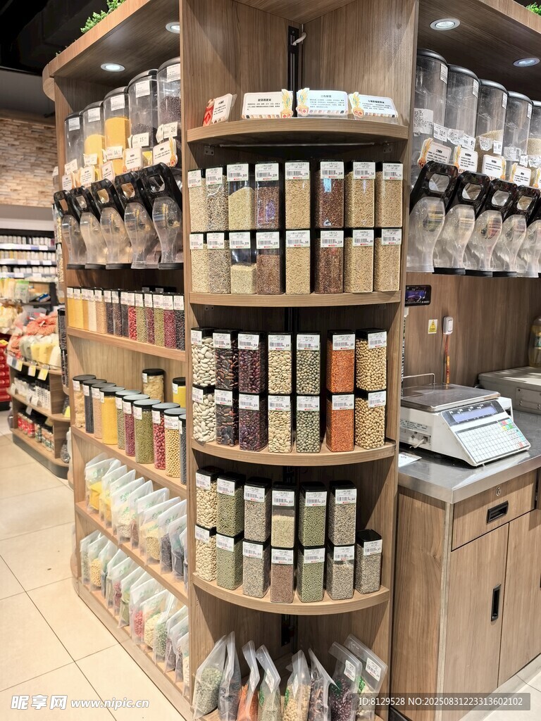 超市货架陈列丰富商品