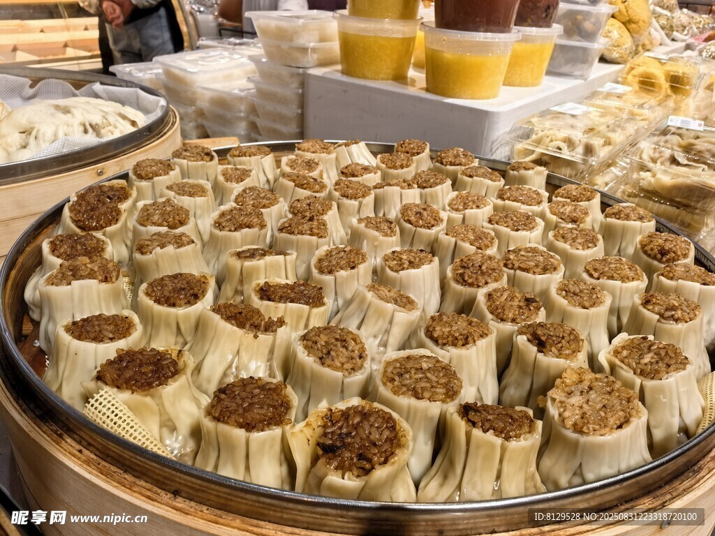 美味糯米烧麦摆满蒸笼