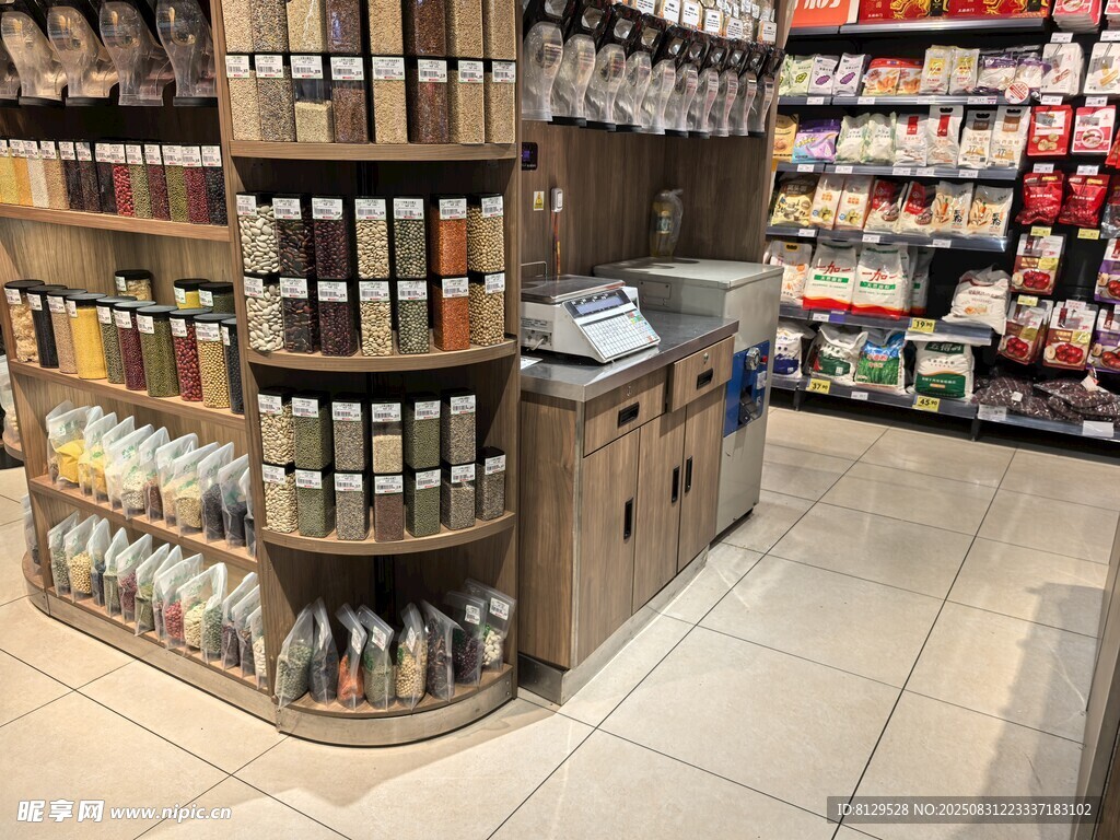 超市货架一角的商品陈列