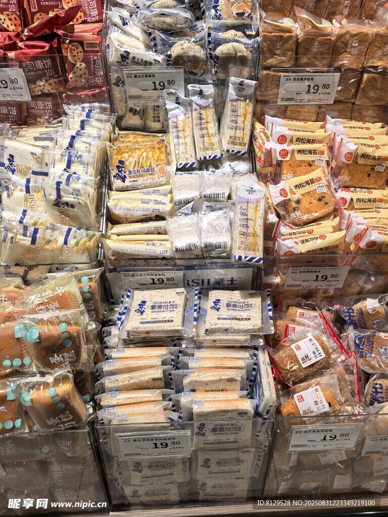 超市货架上丰富的食品