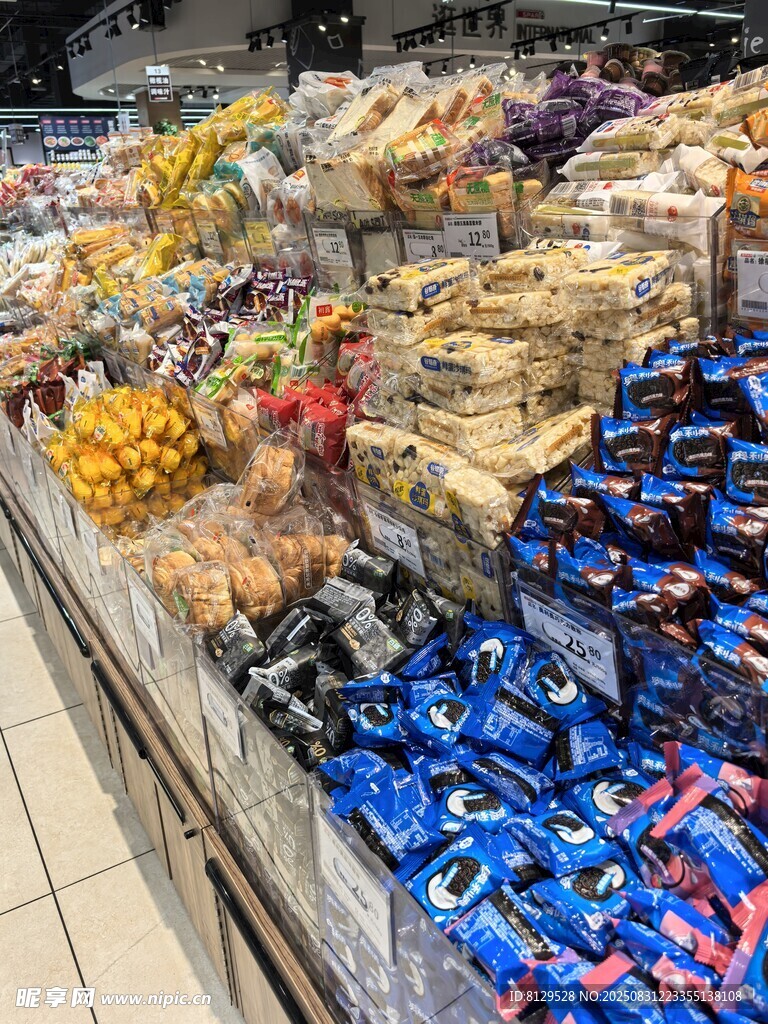 超市丰富多样的食品陈列
