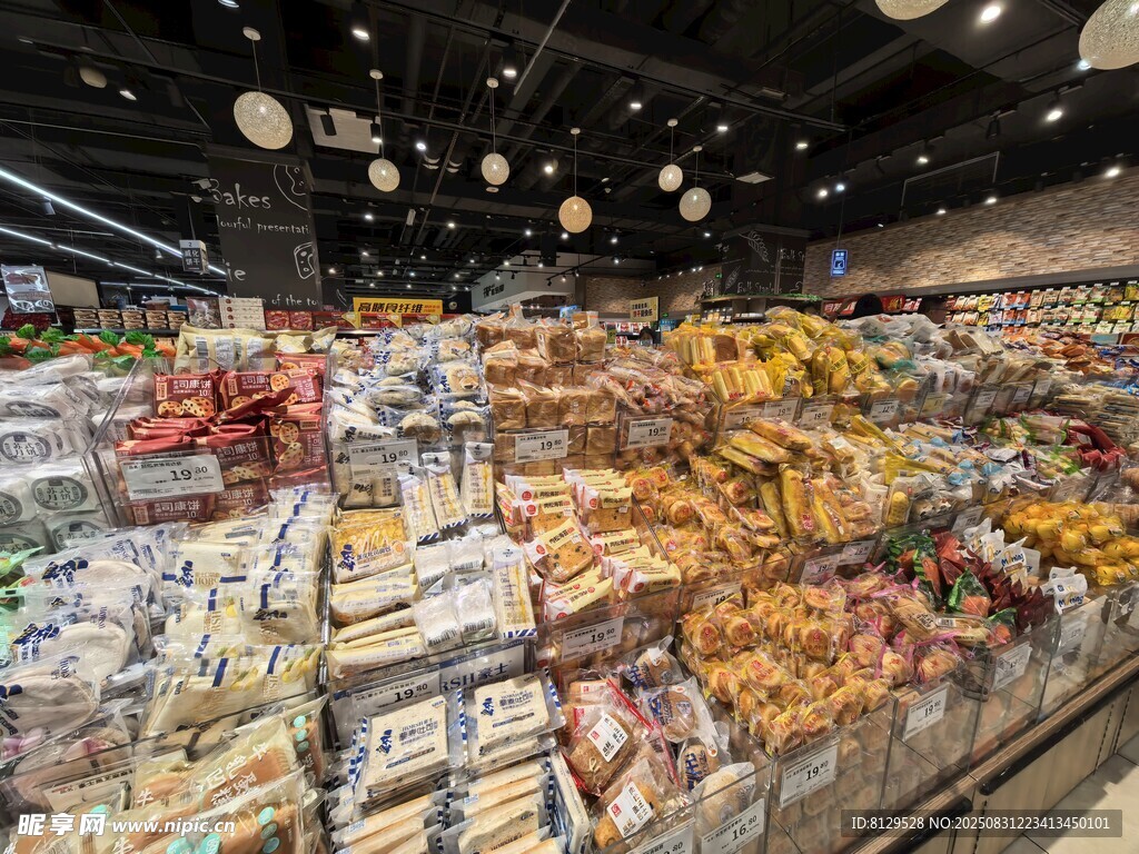 超市内琳琅满目的商品陈列