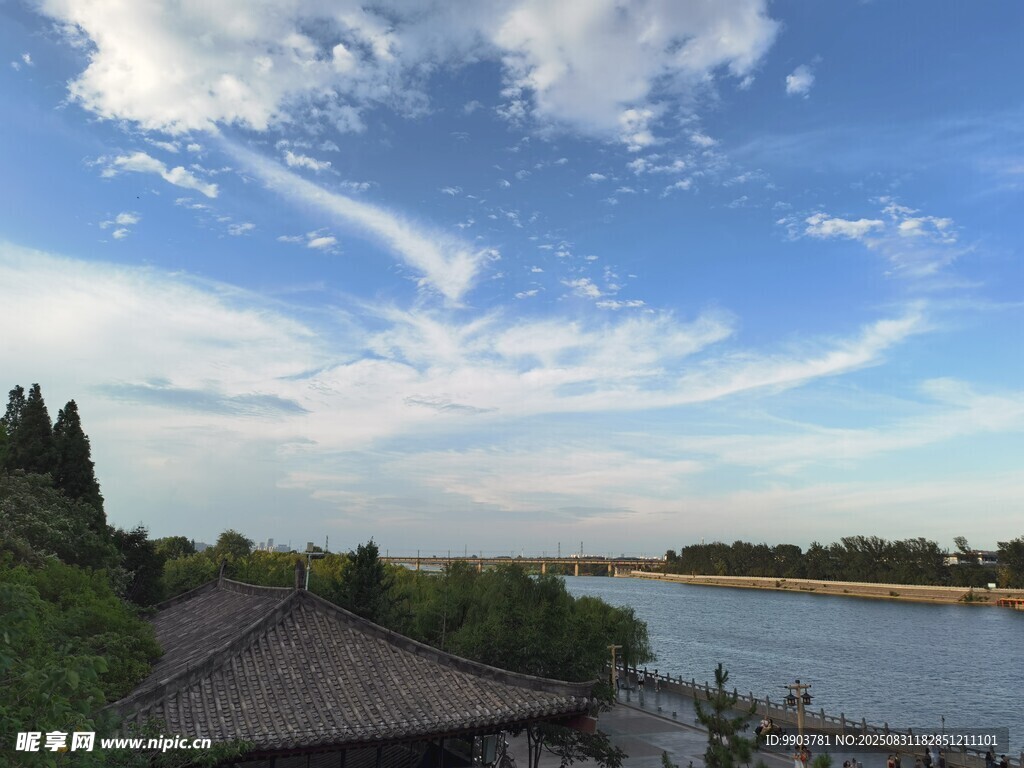 湖畔风景蓝天绿树小屋