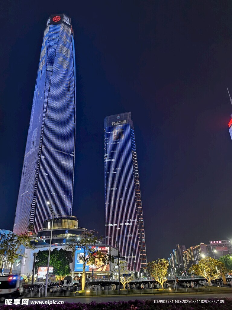 城市璀璨夜景摩天大楼群