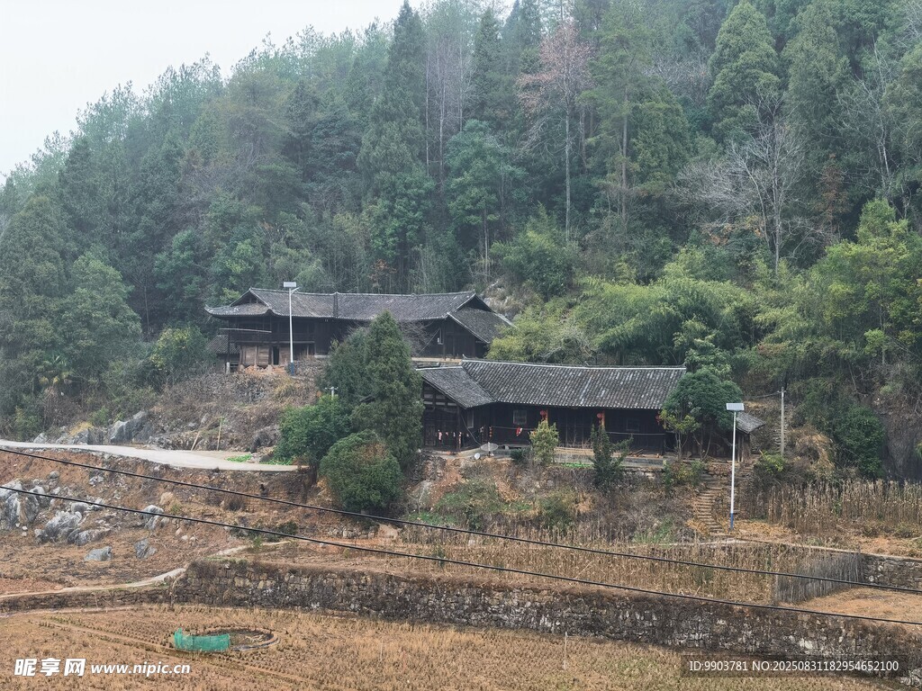 山间古朴木屋村落