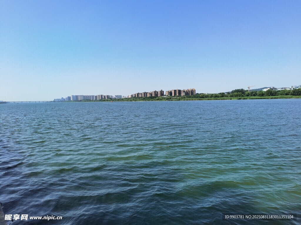 广阔海面与远方岛屿景观