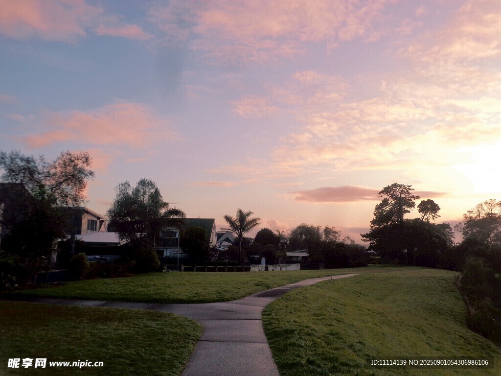 黄昏下的静谧小径风景