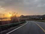夕阳下的蜿蜒公路美景