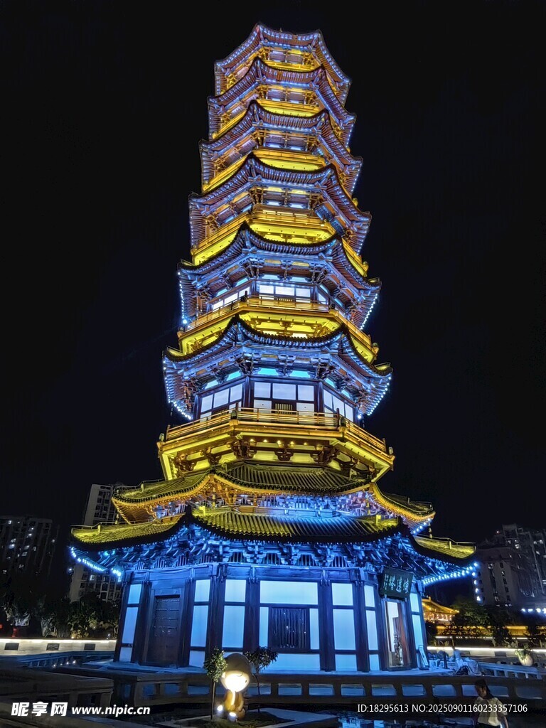 夜晚璀璨的中式塔楼