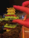 手托璀璨古楼夜景