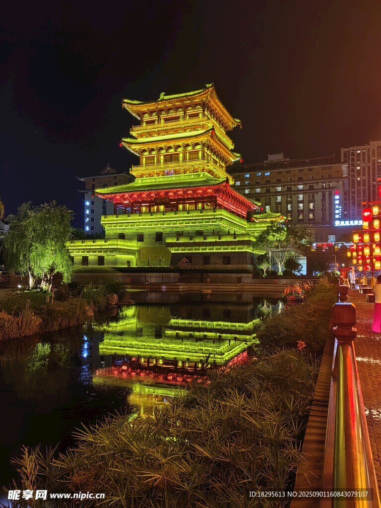 夜晚璀璨的中式古建筑
