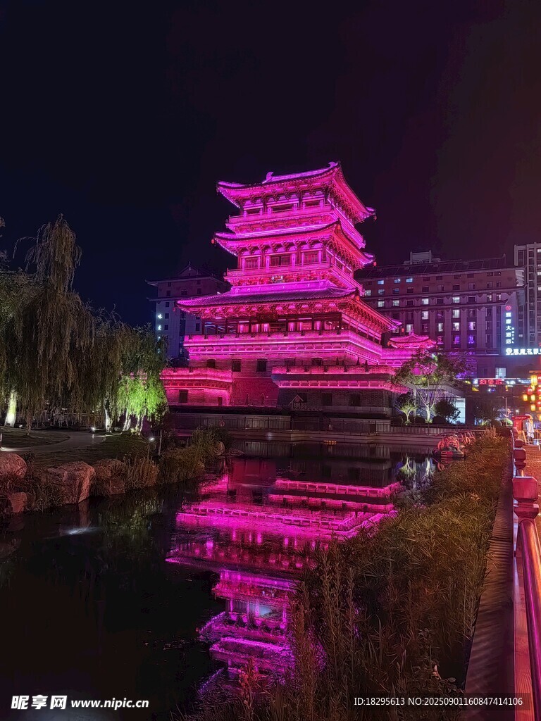 夜晚绚丽古塔倒影美景