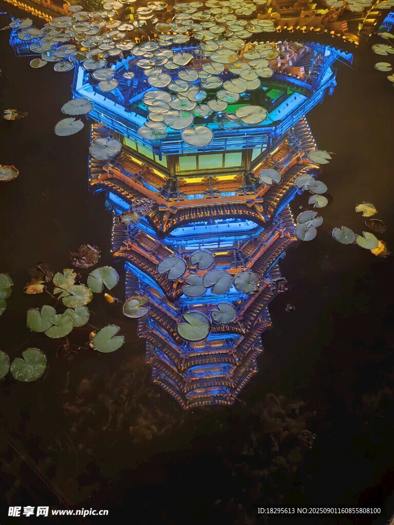 奇幻发光宝塔与散落金币
