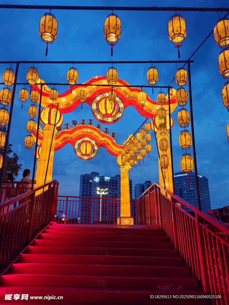 中式喜庆拱门与红灯笼