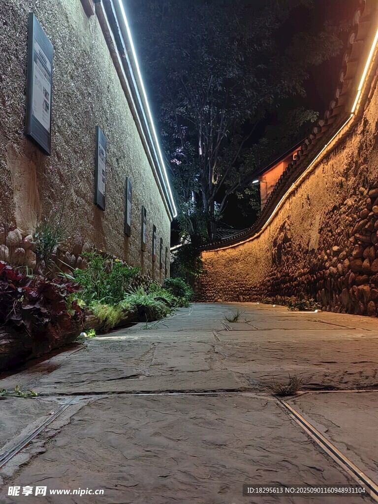 夜晚幽静小巷的迷人景致