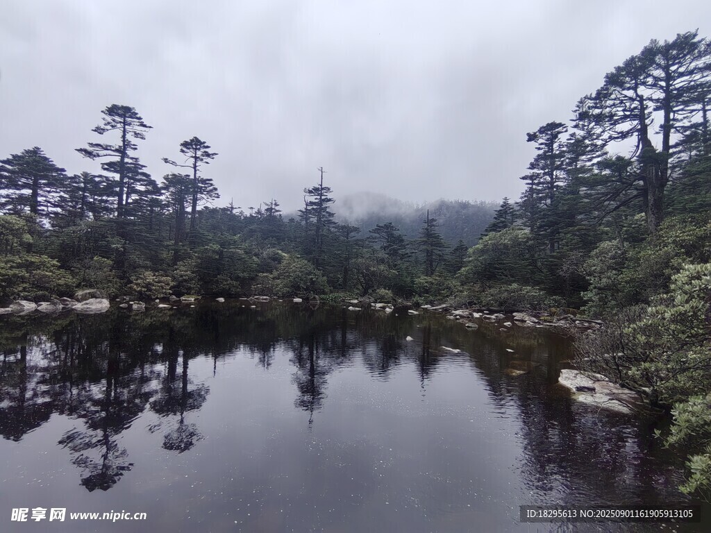 云雾缭绕的静谧山林湖泊