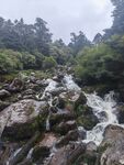 山间溪流穿岩石