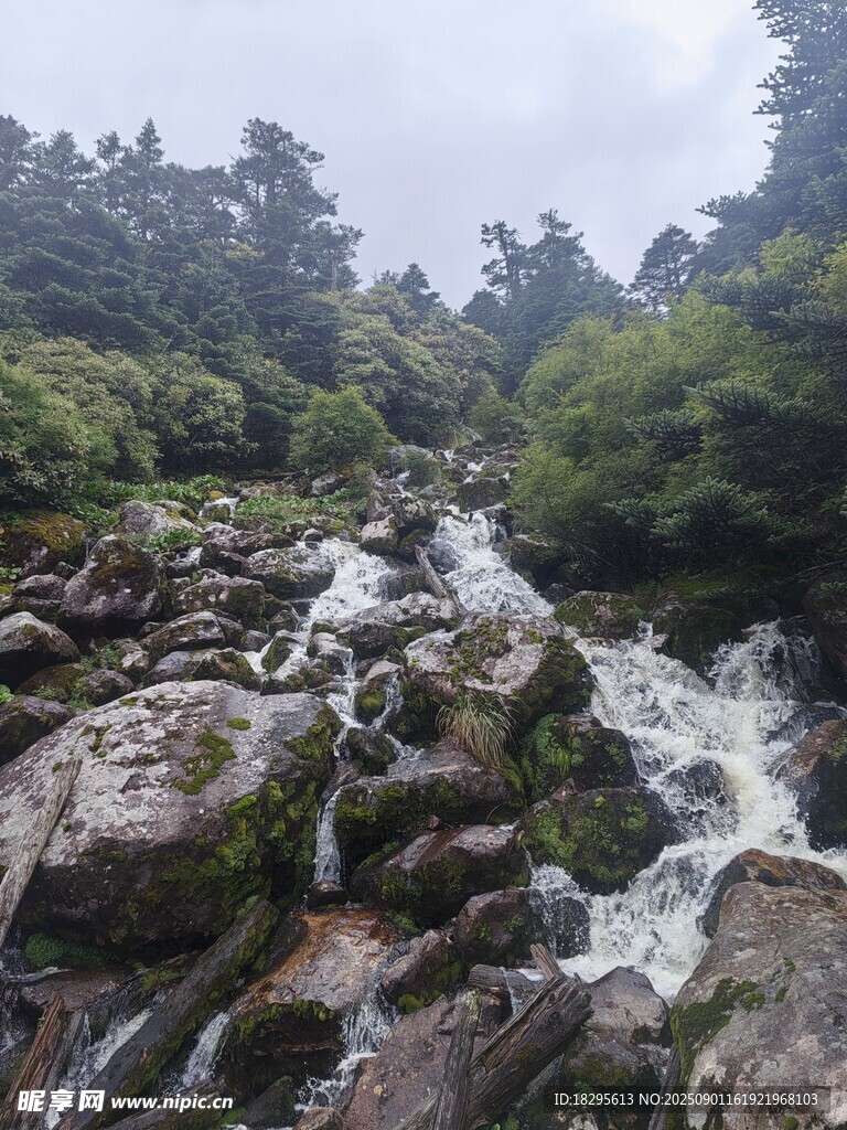 山间溪流穿岩石