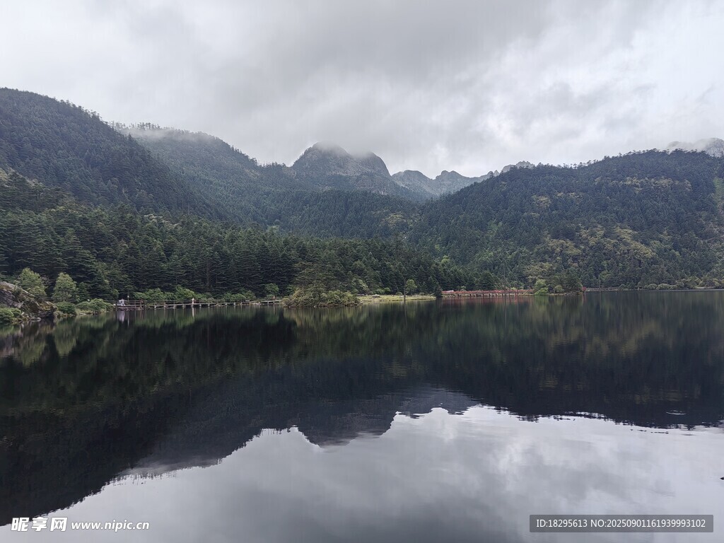 云雾缭绕的静谧山水湖景