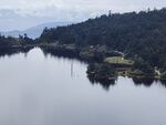宁静湖景与岸边葱郁山林