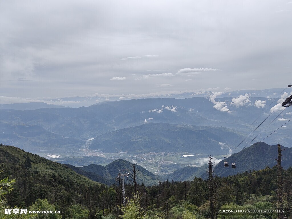 山峦叠翠间的自然景致