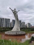 城市中的女性主题雕塑
