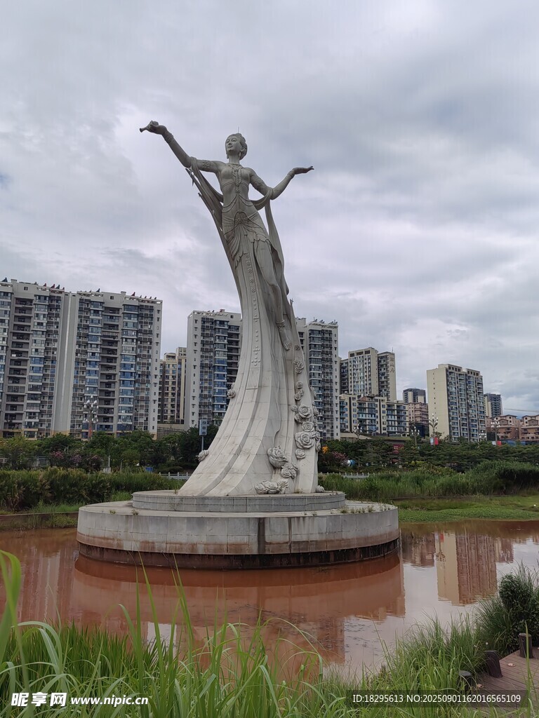 城市中的女性主题雕塑